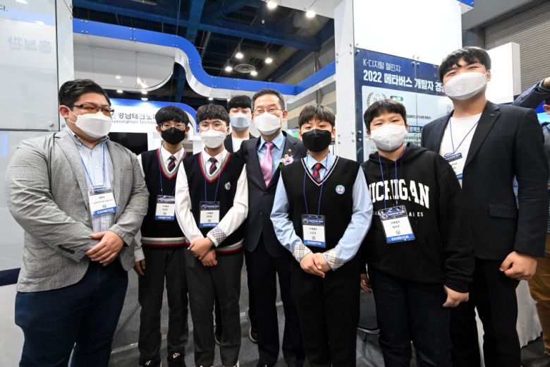 이종호 과학기술정보통신부 장관이 2022 메타버스 개발자 경진대회 수상자들과 기념촬영을 하고 있다.