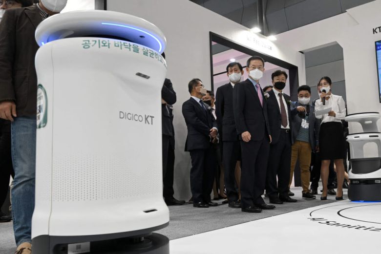 이종호 과학기술정보통신부 장관이 KT 부스에서 AI방역로봇을 살펴보고 있다.