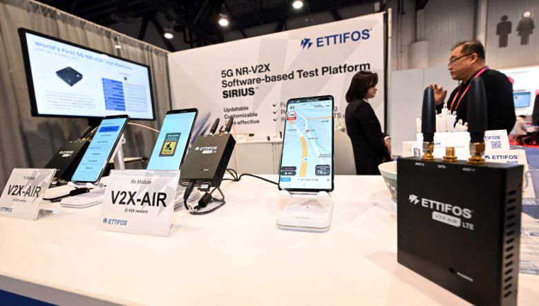 앱에 연결해 차량에서 V2X 통신 서비스를 누릴 수 있는 V2X-AIR. 라스베이거스(미국)=이동근기자 foto@etnews.com