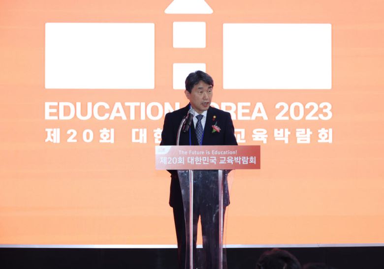 이주호 부총리 겸 교육부 장관이 12일 서울 강남구 코엑스에서 개최된 제20회 대한민국 교육박람회 개막식에서 축사를 발표하고 있다.