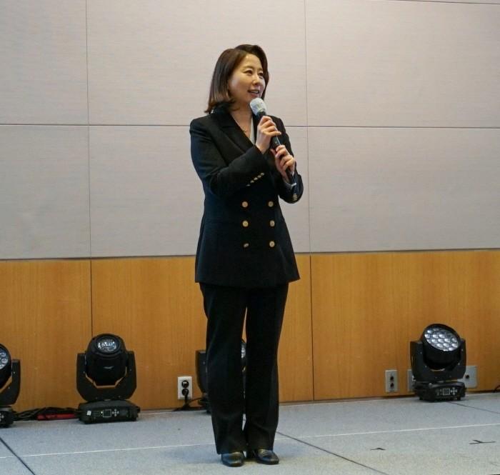 24일 서울 전경련 컨퍼런스센터에서는 전자신문인터넷-키나바주최 제3회 GWF2023 폐자원 에너지화 포럼이 열렸다. 한향원 키나바 공동 대표이사가 기업의 ESG노력들을 발표하고 있다.