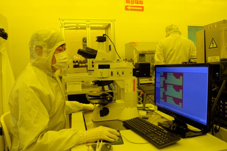 ETRI 연구진이 공정을 마친 전계흡수변조형 광원소자 및 광모듈 공정 결과를 분석하는 모습.