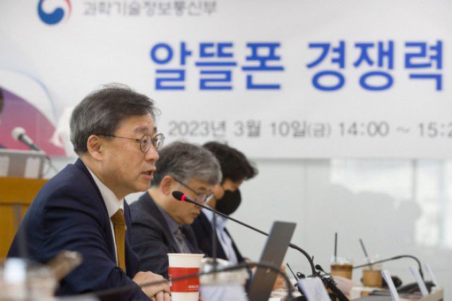 박윤규 과학기술정보통신부 제2차관이 10일 한국지능정보사회진흥원 서울사무소에서 열린 '알뜰폰의 경쟁력 강화를 위한 간담회'에 참석했다. / 출처: 연합뉴스