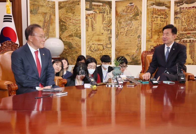 국민의힘 윤재옥 신임 원내대표가 10일 오전 국회의장집무실을 예방, 김진표 국회의장과 면담하고 있다. 연합뉴스