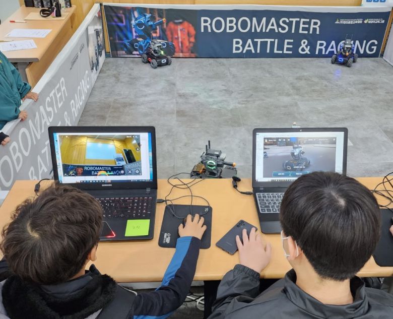 지난 16일 경기 과천시 정보과학도서관에서 열린 제56회 과학의 날 행사에 참여한 어린이들이 로봇배틀 프로그램에 참여하고 있다. 김동성 기자