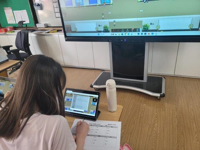 오산 매홀초 학생들이 메타버스를 활용해 수업하고 있는 모습.