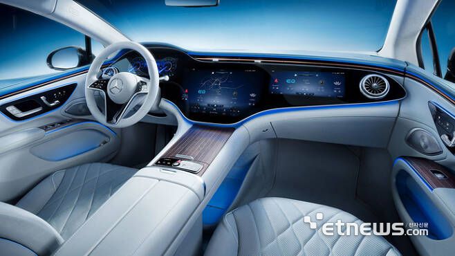 벤츠가 2021년 공개한 MBUX 하이퍼스크린. 운전석부터 보조석까지 이어져 있지만 복수 패널을 붙여 구성했다.