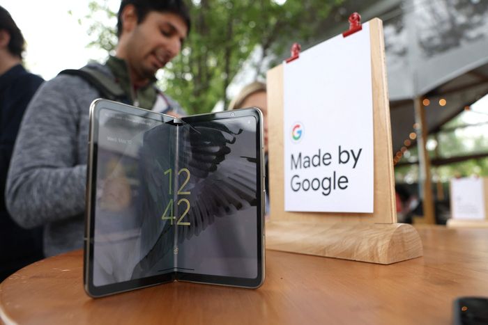 미디어 관계자들이 10일(현지시간) 미국 캘리포니아 마운틴뷰에서 열린 구글 I/O 콘퍼런스에서 구글의 첫 폴더블폰을 보고 있다. <AFP>