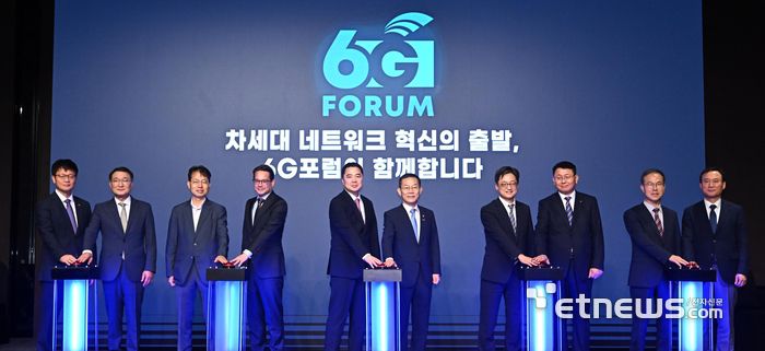 차세대 네트워크에 대한 민간 협력을 강화하고 우리나라의 주도권 확보를 지원하기 위한 6G포럼 출범식이 30일 서울 중구 더플라자호텔에서 열렸다. 이종호 과학기술정보통신부 장관을 비롯한 내빈들이 출범 세리모니 후 기념촬영 하고 있다. 왼쪽부터 류정환 SK텔레콤 센터장, 김덕용 KMW 회장, 김이한 KT 융합기술원장, 한네스 엑스트롬 에릭슨LG CEO, 이상엽 LG유플러스 CTO, 이종호 과학기술정보통신부 장관, 최성현 삼성전자 부사장, 제영호 LG전자 ICT기술센터 C&M표준연구소장, 방승찬 한국전자통신연구원장, 박광호 이노와이어리스 부사장. 이동근 기자 foto@etnews.com