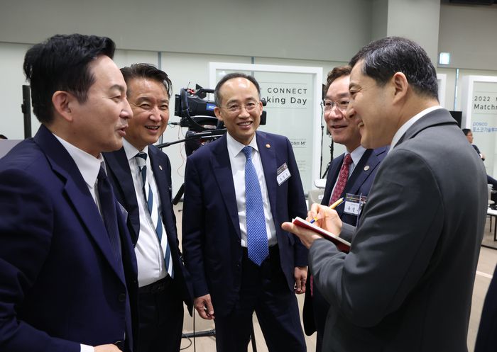 원희룡 국토교통부 장관(왼쪽부터)과 김영환 충북지사, 추경호 경제부총리 겸 기획재정부 장관, 유정복 인천시장, 박대출 국민의힘 정책위의장이 1일 서울 강서구 서울창업허브 엠플러스에서 열린 제5차 수출전략회의에 앞서 대화하고 있다. <연합뉴스>