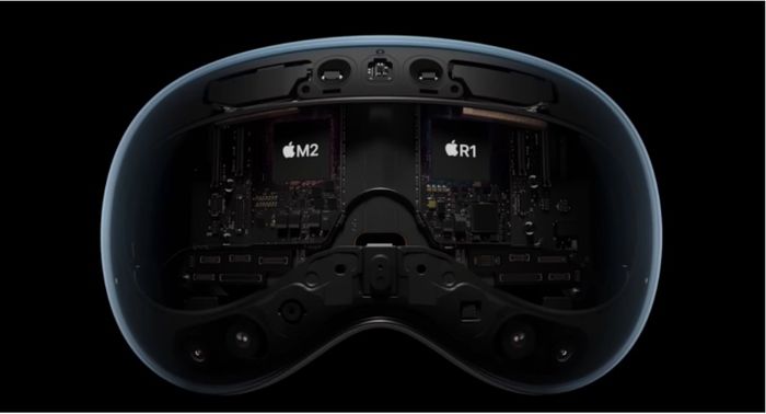 애플 비전 프로는 M2 프로세서와 함께 카메라, 마이크, 센서로부터 받아들인 정보를 통해 화면에 구현하는 R1 프로세서를 탑재했다. <사진 애플 프레젠테이션>