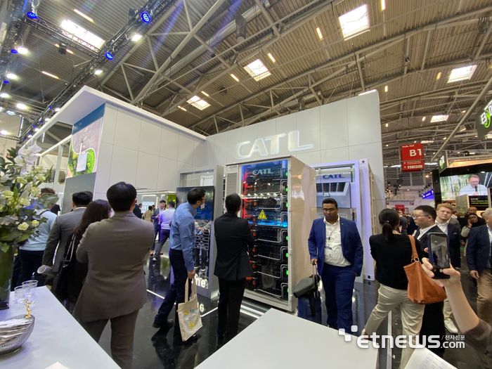 관람객들이 몰린 ees 유럽 CATL 부스 전경