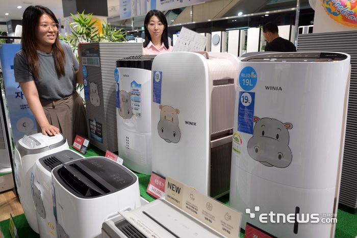 지난해에 이어 올해도 많은 강우량을 기록하는 역대급 장마가 올 것으로 예측되면서 제습기 구매에 대한 관심이 늘고 있다. 주말 서울 용산구 전자랜드에서 고객이 만수감지, 자동제습, 물넘침방지 등 기능이 있는 제습기를 살펴보고 있다. 김민수기자 mskim@etnews.com