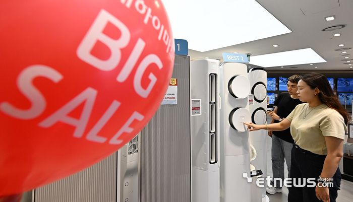 서울 강남구 롯데하이마트 대치본점에서 소비자가 냉방 가전을 살펴보고 있다. 이동근 기자 foto@etnews.com