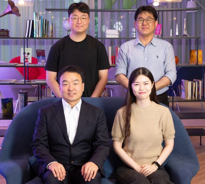 이동욱 UNIST 교수팀(앞줄 왼쪽부터 시계방향으로 이 교수, 이건우 연구원, 백명진 연구교수, 박현옥 연구원)