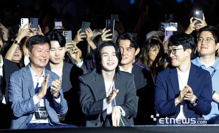 국내 첫 삼성전자 갤럭시 언팩 행사가 26일 서울 강남구 코엑스에서 열렸다. 행사에 참석한 방탄소년단 슈가(가운데)가 박수치고 있다. 이동근 기자 foto@etnews.com