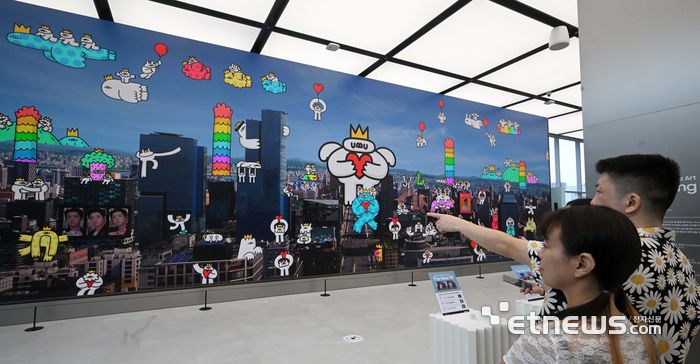 삼성전자의 체험형 플래그십 스토어 '삼성 강남'에 삼성강남과 넥슨의 제휴로 제작된 '삼성 강남 네온 시티' 영상이 재생되고 있다. 김민수기자 mskim@etnews.com