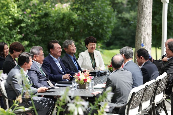 윤석열 대통령과 기시다 후미오 일본 총리가 18일(현지시간) 워싱턴DC 인근 미국 대통령 공식별장인 캠프 데이비드에서 한일 정상회담을 하고 있다. 연합뉴스