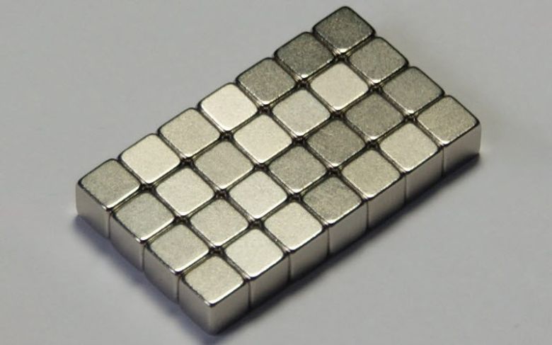일반 자석 중 가장 자력이 센 네오디뮴 자석 (출처 : 위키백과)