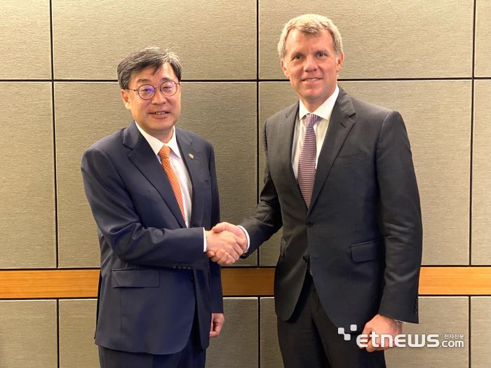 박윤규 과기정통부 차관이 나다니엘 픽 미국 국무부 사이버공간·디지털정책 담당대사와 면담 후 기념촬영했다.