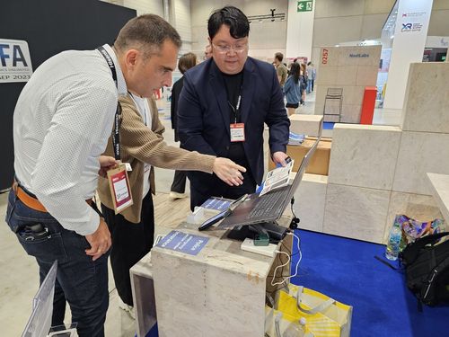 마이렌이 독일 IFA 전시회에 참가했다. 부스를 방문한 해외 바이어에게 제품에 대해 설명하고 있다.