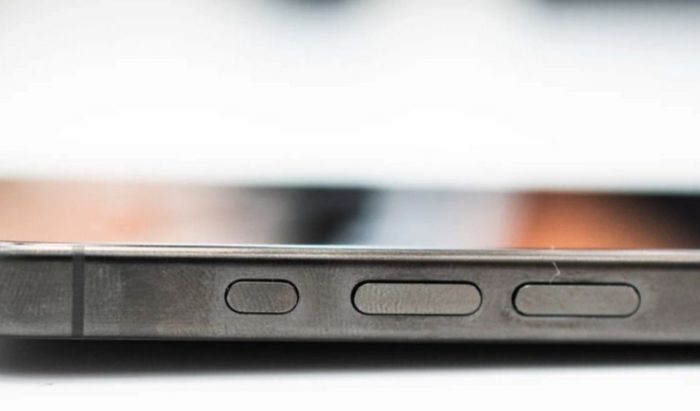 공개된 사진에는 스마트폰 측면 버튼 도색이 벗겨진 것처럼 보이는 현상이 발생했다. 사진=트위터