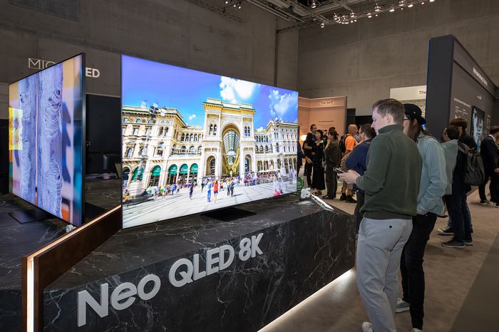 베를린 국제가전박람회(IFA 2023) 삼성전자 전시관에서 관람객들이 Neo QLED 8K를 살펴보고 있다.