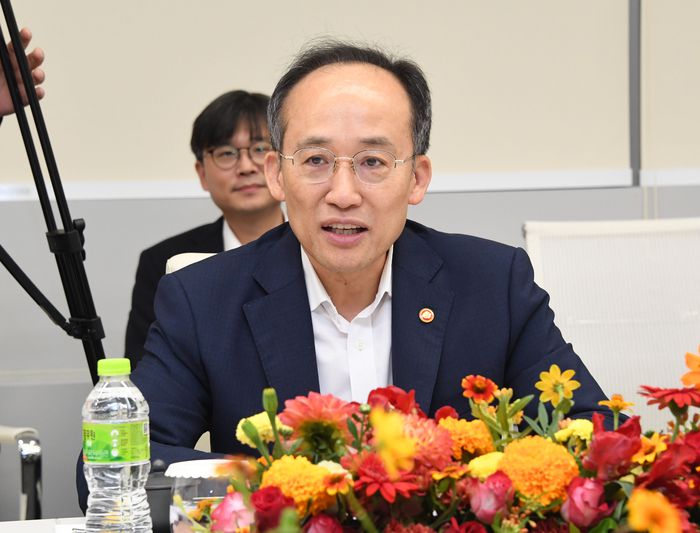 추경호 부총리 겸 기획재정부 장관이 27일 경기도 이천 SK하이닉스 이천사업장을 방문, 관계자들과 반도체 업계 간담회에서 업계동향과 애로사항을 청취하고 있다.