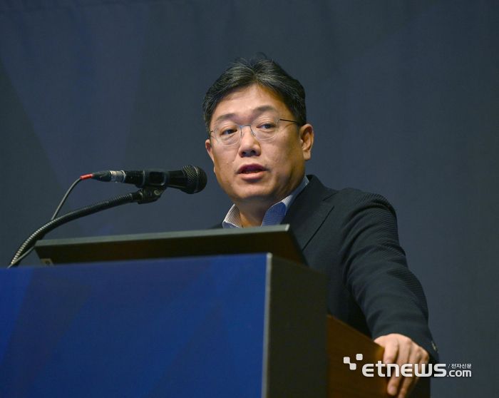 최재범 삼성디스플레이 부사장이 '마이크로 디스플레이를 위한 새로운 도전'에 대해 발표하고 있다. 박지호기자 jihopress@etnews.com