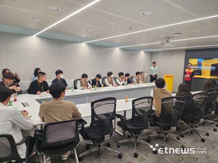 영종국제물류고 학생들이 기업을 탐방하고 있다. [사진= 영종국제물류고 제공]