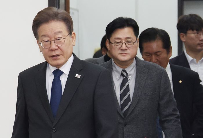 더불어민주당 이재명 대표와 홍익표 원내대표 등이 1일 국회에서 열린 최고위원회의에 입장하고 있다. 연합뉴스