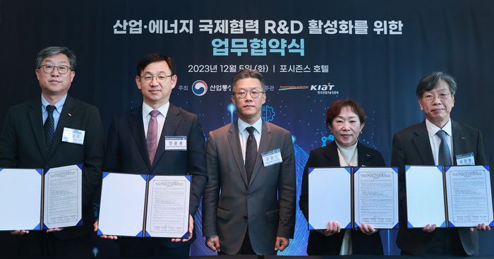 왼쪽부터 이성주 한국에너지기술평가원 본부장, 전윤종 한국산업기술기획평가원 원장, 오승철 산업통상자원부 산업기반실장, 민병주 한국산업기술진흥원 원장, 유정열 KOTRA 사장