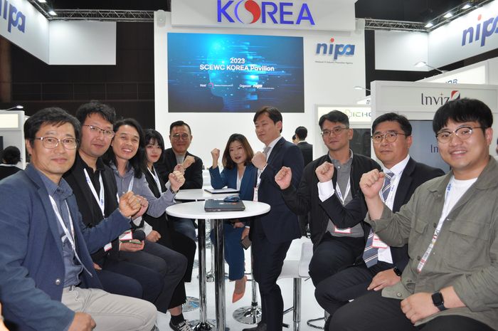 (왼쪽부터) 고용제 제주테크노파크 수석, 강익선 네피리티 대표, 류형열 인포마인드 부장, 조유영 메티스정보 선임, 송재훈 플렉싱크 대표, 강지희 넥스트이지 과장, 김병호 골든플래닛 이사, 이춘호 에스에스엠아이 이사, 백상구 지디에스컨설팅그룹 수석, 강동훈 제주테크노파크 연구원