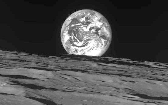 우리나라 최초의 달 궤도선다누리가 달 상공에서 찍은 첫 달과 지구 사진