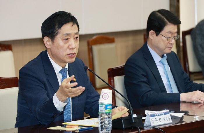 김주현 금융위원장이 6일 오전 서울 종로구 정부서울청사에서 이복현 금융감독원장과 개최한 금융위-금감원-보험회사CEO 간담회에서 보험업권의 주요 금융현안에 대해 의견을 논의했다.
