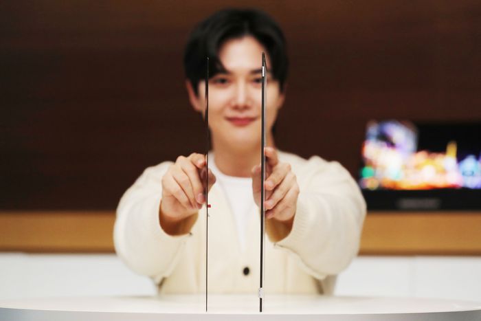 삼성디스플레이는 'CES 2023'에서 초박형(Ultra Thin, UT) 패널 신제품을 선보인다. 기존 LCD 패널(오른쪽)과 비교해 눈에 띄게 얇은 것을 확인할 수 있다.