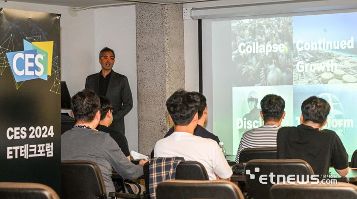 자이러스 그로브 하와이대 미래학연구센터장이 6일(현지시간) 미국 하와이 호놀룰루 하와이주립대학에서 전자신문 CES 참관단 대상으로 열린 'ET테크포럼'에서 '미래에는 무엇이 오는가?'를 주제로 강연하고 있다. 하와이(미국)=김민수기자 mskim@etnews.com
