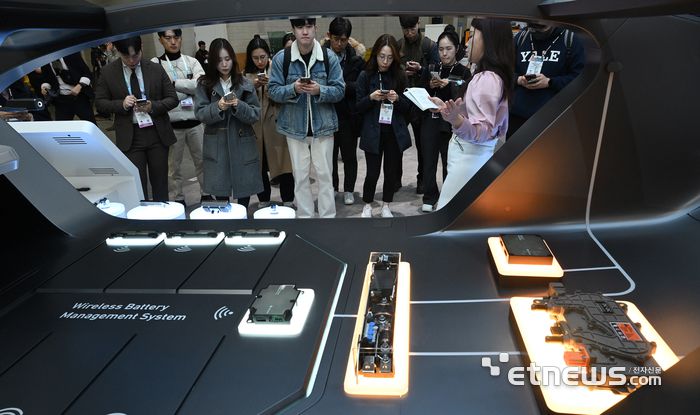 세계 최대 가전·정보기술(IT) 전시회 CES 2024가 9일(현지시간)부터 나흘간 일정으로 열린다. 개막을 하루 앞둔 8일(현지시간) 미국 네바다주 라스베이거스 컨벤션센터 웨스트홀에서 LG이노텍의 부스가 취재진에게 사전 공개되고 있다. 라스베이거스(미국)=김민수기자 mskim@etnews.com