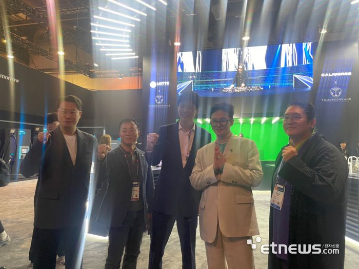 (왼쪽부터)김동규 칼리버스 대표, 고두영 롯데정보통신 대표, 신유열 롯데지주 전무, 가수 지드래곤, 최용호 갤럭시코퍼레이션 대표가 9일(현지시간) 미국 네바다주 라스베이거스 CES 2024 롯데정보통신 부스에서 기념촬영했다.