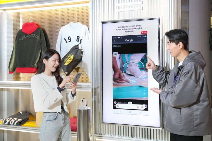 서울 영등포구 타임스퀘어에 위치한 갤럭시 스튜디오를 찾은 관람객이 갤럭시 팬큐레이터와 함께 갤럭시S24 '서클 투 서치' 기능을 체험하는 모습