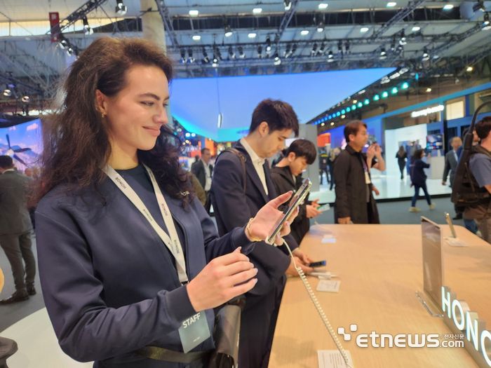 27일(현지시간) MWC24 아너 부스에서 직원이 매직6 프로 AI 시선추적 기능을 시연하고 있다.