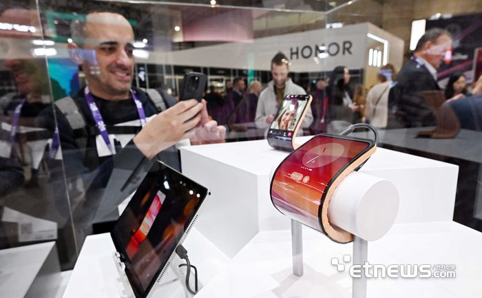 세계 최대 이동통신 박람회 MWC24(모바일 월드 콩그레스)가 '미래가 먼저다(Future First)'를 주제로 스페인 바르셀로나 피라 그란 비아에서 열렸다. 개막일인 26일 참관객이 레노버 부스에서 모토로라의 다양한 형태로 구부릴 수 있는 스마트폰 시제품을 살펴보고 있다. 바르셀로나(스페인)=이동근기자 foto@etnews.com