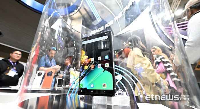 세계 최대 이동통신 박람회 MWC24(모바일 월드 콩그레스)가 '미래가 먼저다(Future First)'를 주제로 스페인 바르셀로나 피라 그란 비아에서 열렸다. 개막일인 26일(현지시간) 참관객이 테크노부스에 슬라이더블 스마트폰 시제품이 전시되어 있다. 바르셀로나(스페인)=이동근기자 foto@etnews.com