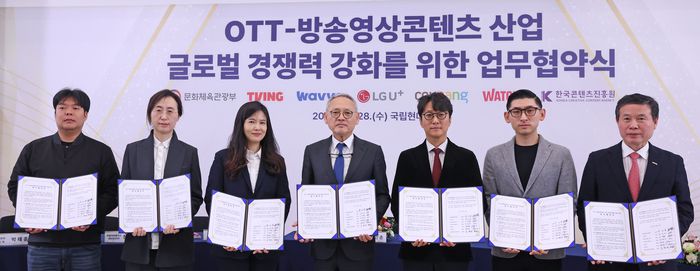유인촌 문화체육관광부 장관이 28일 서울 종로구 국립현대미술관 서울관에서 한국콘텐츠진흥원과 함께 온라인동영상서비스(OTT)-방송영상콘텐츠 산업 글로벌 경쟁력 강화를 위해 국내 주요 온라인동영상서비스 5개사 대표들과 협약서에 서명한 뒤 기념촬영을 하고 있다. 사진 왼쪽부터 박태훈 왓챠 대표, 정현주 엘지유플러스 센터장(전무), 최주희 티빙 대표, 유인촌 문체부 장관, 이태현 콘텐츠웨이브 대표, 김성한 쿠팡플레이 대표, 조현래 한국콘텐츠진흥원 원장.