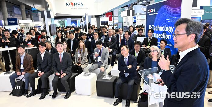 세계 최대 이동통신 박람회 MWC24를 맞아 전자신문과 한국통신사업자연합회(KTOA)가 공동주최한 'MWC24 바르셀로나 포럼'이 스페인 바르셀로나 피라 그란 비아에서 열렸다. 김영집 삼성전자 부사장이 '삼성전자의 갤럭시 AI전략과 산업활성화 제언'을 주제로 기조연설하고 있다. 바르셀로나(스페인)=이동근기자 foto@etnews.com