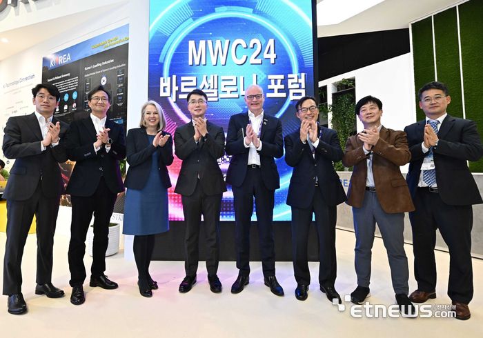 세계 최대 이동통신 박람회 MWC24를 맞아 전자신문과 한국통신사업자연합회(KTOA)가 공동주최한 'MWC24 바르셀로나 포럼'이 스페인 바르셀로나 피라 그란 비아에서 열렸다. 왼쪽부터 김용훈 SK텔레콤 AI서비스사업부문장, 김영집 삼성전자 부사장, 리사 퍼 ETNO 사무총장, 류제명 과학기술정보통신부 네트워크정책실장, 알렉스 싱클레어 세계이동통신사업자협회(GSMA) CTO, 이상학 KTOA 부회장, 이철민 KT AI플랫폼개발담당 상무, 김원석 전자신문 부국장. 바르셀로나(스페인)=이동근기자 foto@etnews.com