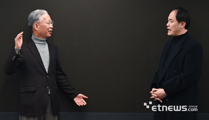 강민구 전 서울고등법원 부장판사가 안호천 전자신문 AI데이터부장과 이야기하고 있다. 이동근기자 foto@etnews.com