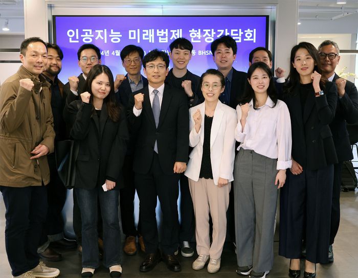 법제처-생성AI스타트업협회, 인공지능 미래법제 현장간담회 모습. 사진 가운데 윤재웅 법제정책국장. 사진=법제처 제공