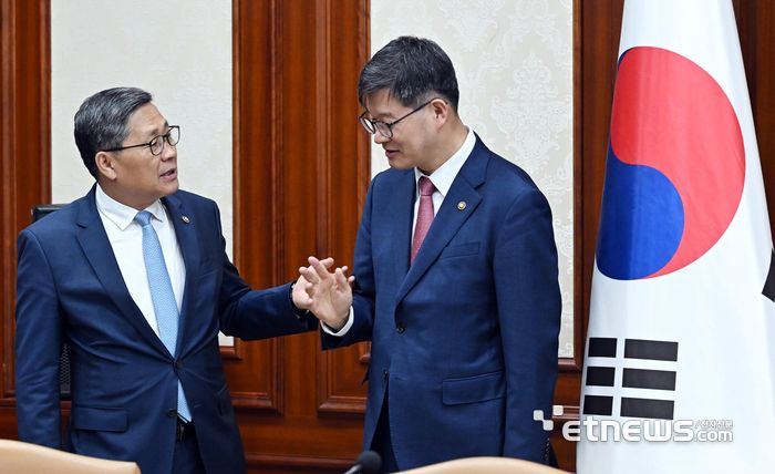 전병극 문화체육관광부 1차관(왼쪽)과 이기일 보건복지부 1차관이 1일 서울 종로구 정부서울청사에서 열린 비상경제장관회의 겸 물가관계장관회의에서 대화하고 있다. 이동근기자 foto@etnews.com