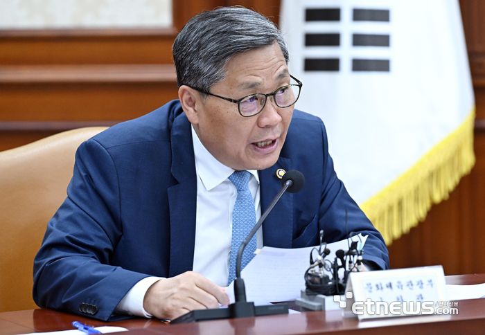 전병극 문화체육관광부 1차관이 1일 서울 종로구 정부서울청사에서 열린 비상경제장관회의 겸 물가관계장관회의에서 발언하고 있다. 이동근기자 foto@etnews.com